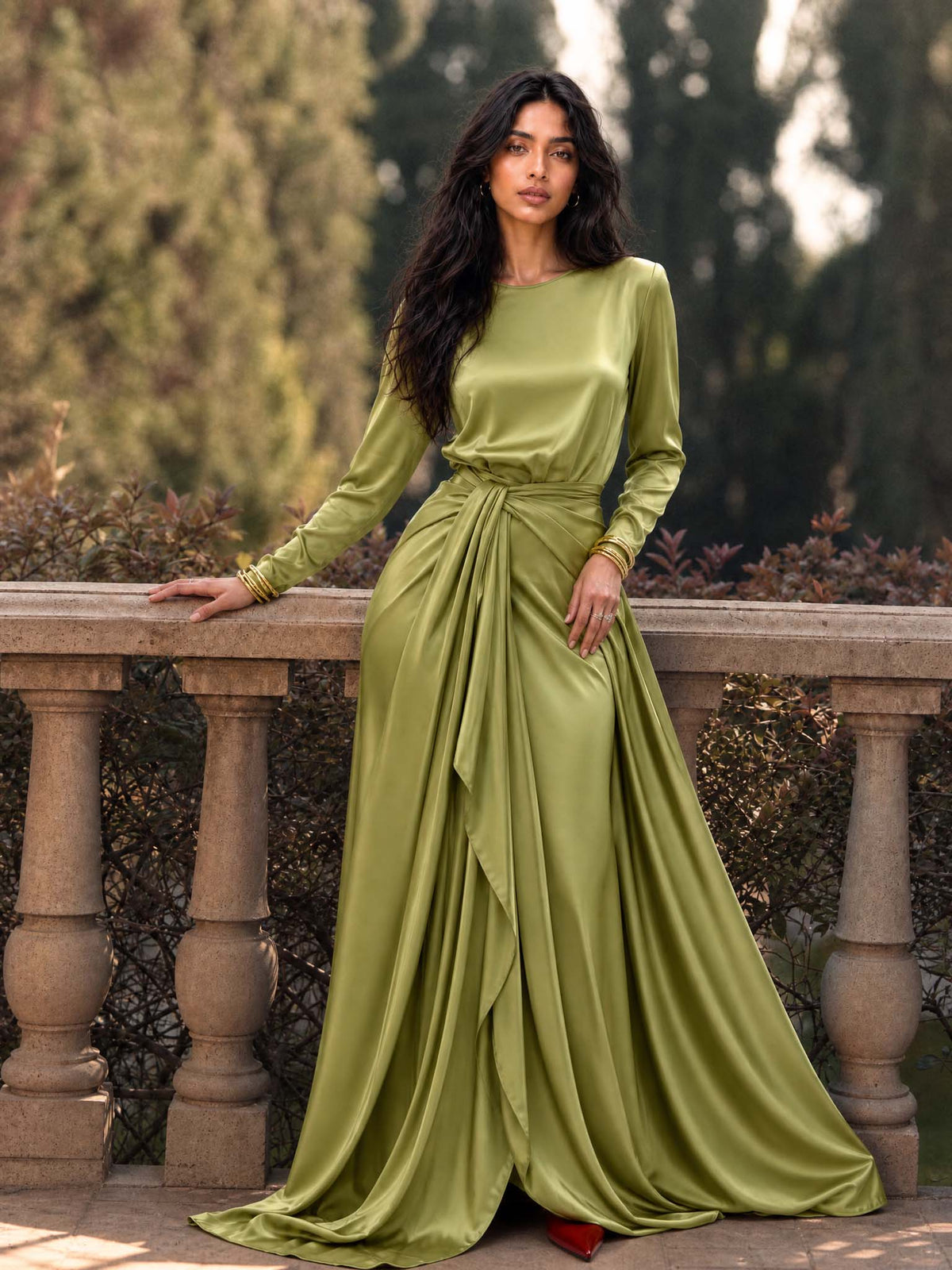 Robe longue femme en satin drapé Cassandra de Danoir Paris, vêtement élégant avec finition fluide et sophistiquée.