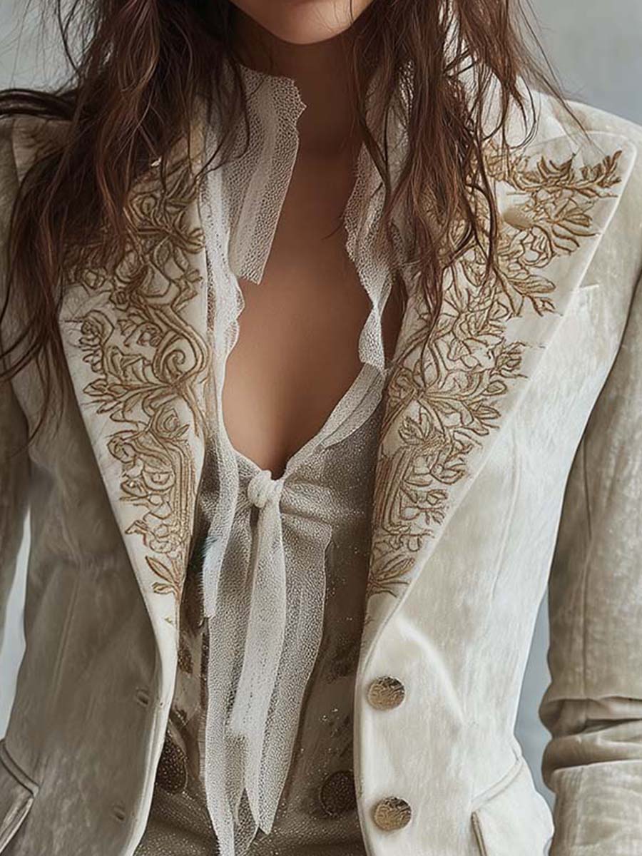 Blazer blanc à manches longues Constance, brodé élégant de la marque Danoir Paris, porté avec col et boutons visibles.