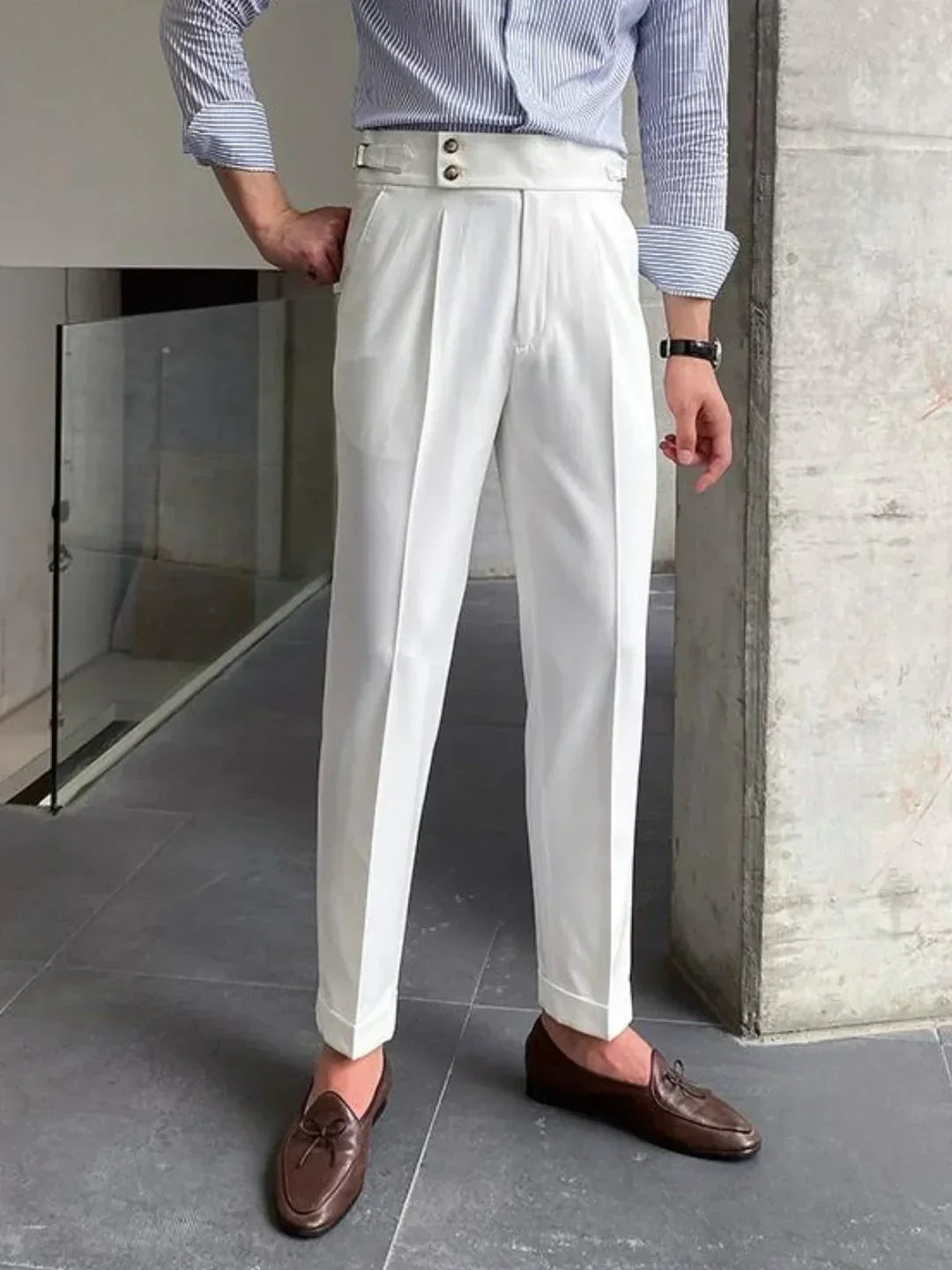 Pantalons vintage sartoriaux Moritz de Danoir Paris, style classique en tissu élégant, vue frontale sur un mannequin.