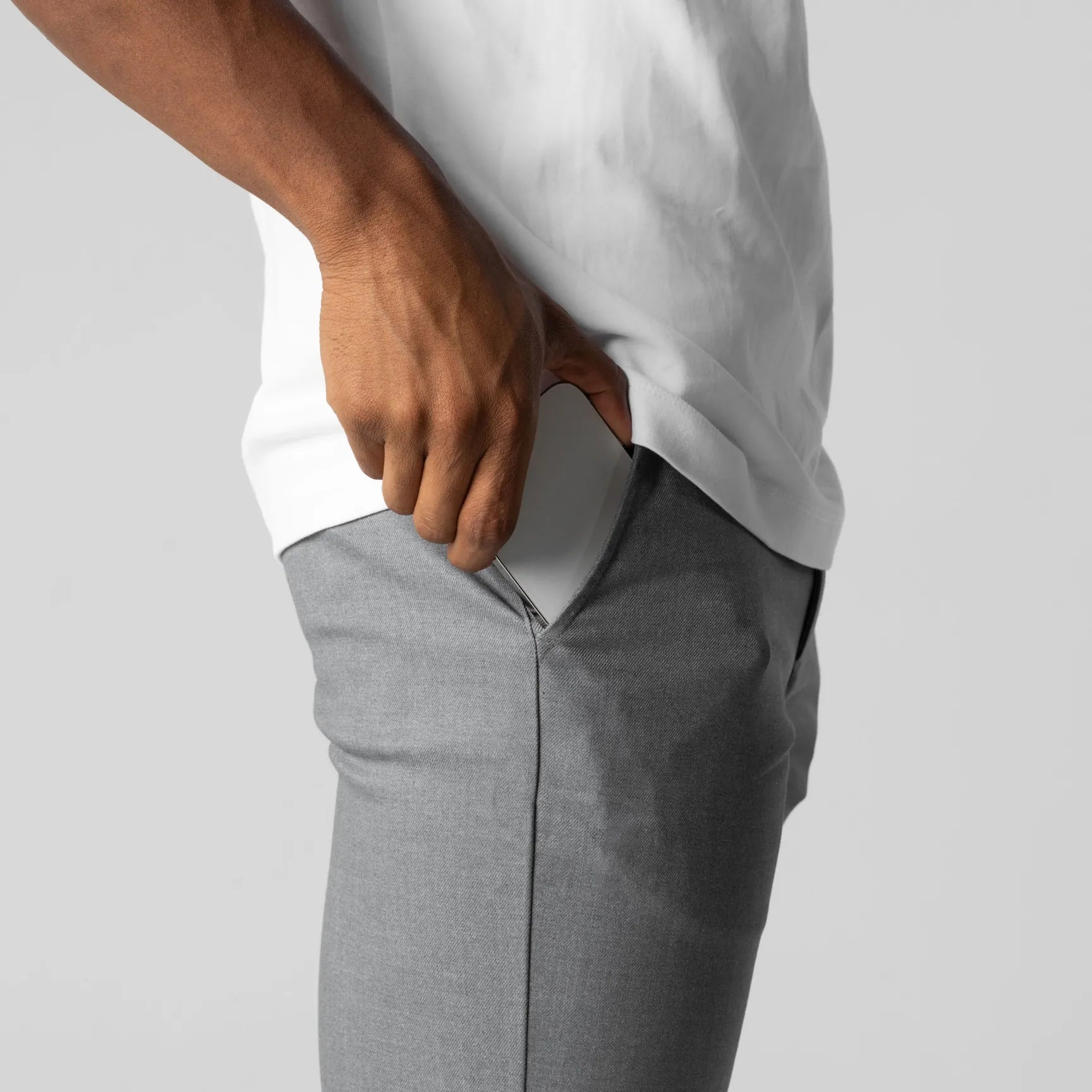 Pantalons chinos élastiques premium Danoir Paris, coupe ajustée et tissu confortable, vue de face sur fond neutre.