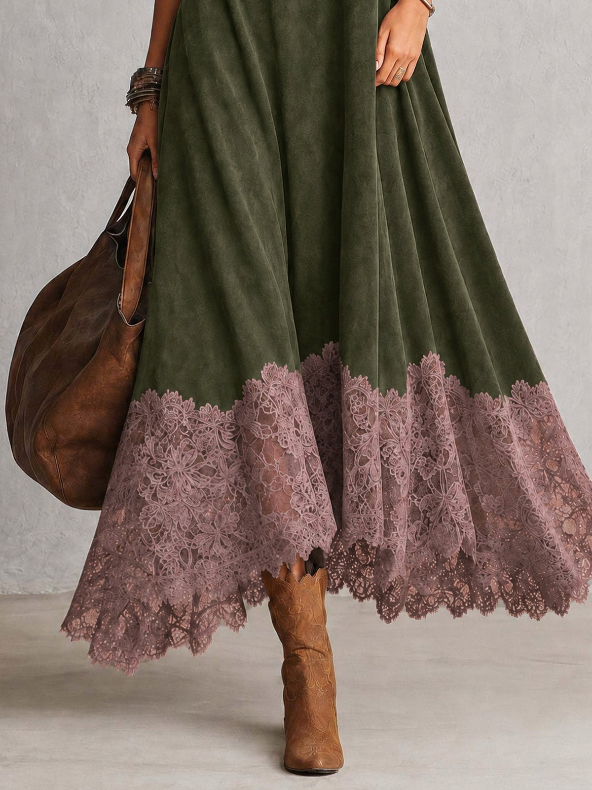 Robe maxi longue en suédine marron vintage avec manches longues, par Danoir Paris, élégante et confortable pour toutes occasions.