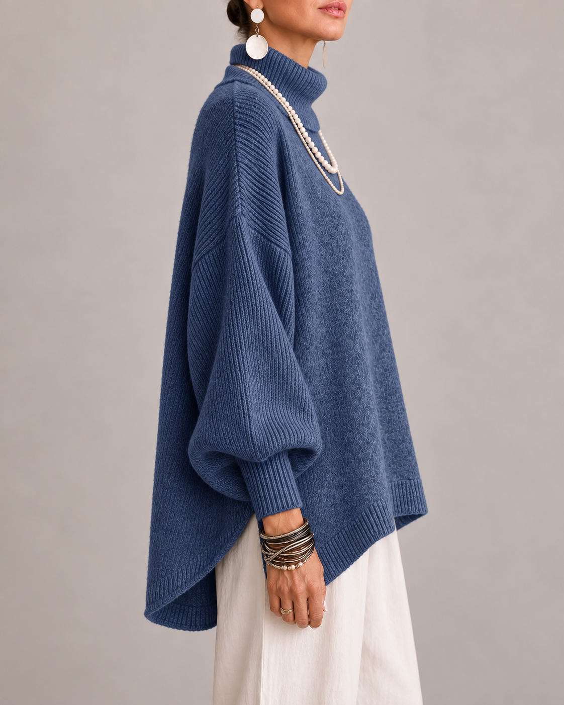 Pull à col roulé Danoir Paris Kathleen, élégant, en maille douce, couleur neutre, porté sur mannequin, vue de face.