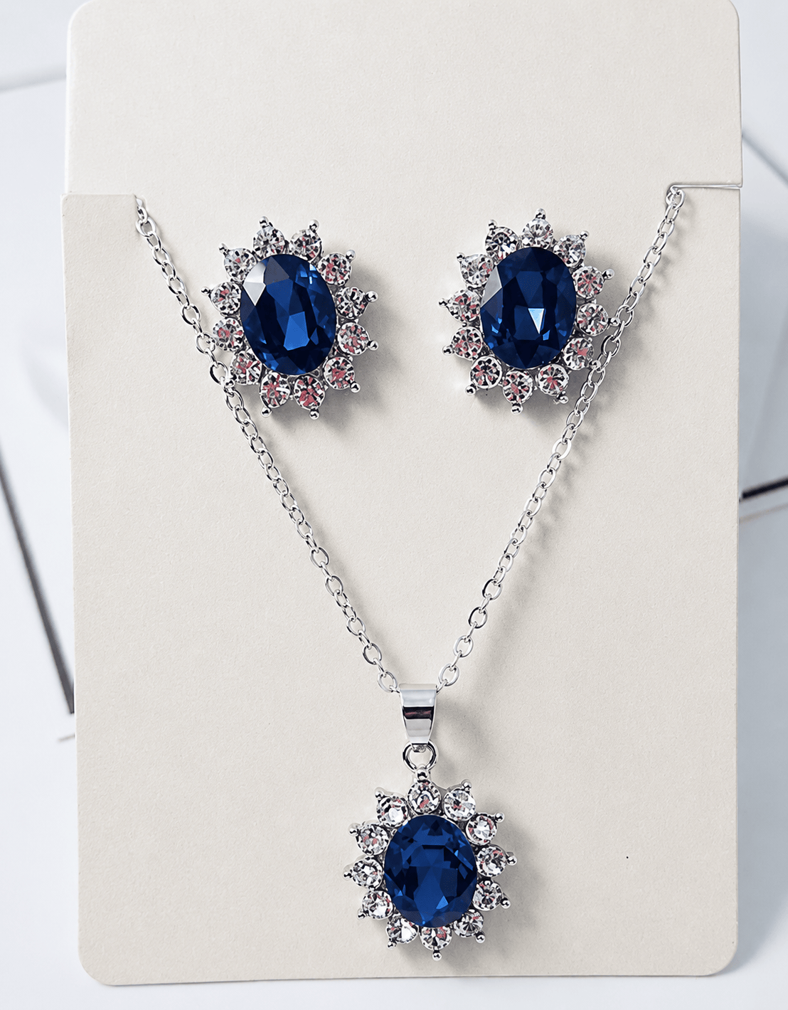 Ensemble de bijoux Katya Azuryn de Danoir Paris avec collier et boucles d'oreilles en acier inoxydable bleu.