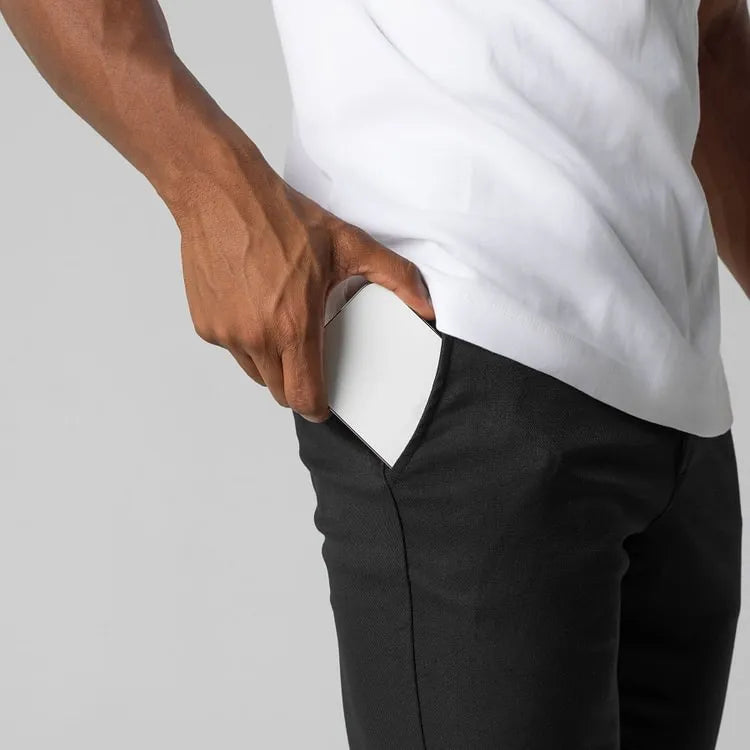 Pantalon chino élastiqué Danoir Paris, style premium, coupe ajustée, en tissu confortable, couleur beige.