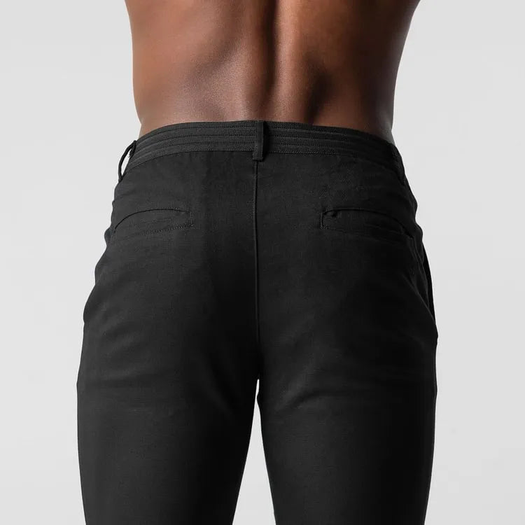 Pantalon chino Danoir Paris, chino élastiqué en coton premium, coupe ajustée, couleur beige, détail de la ceinture.