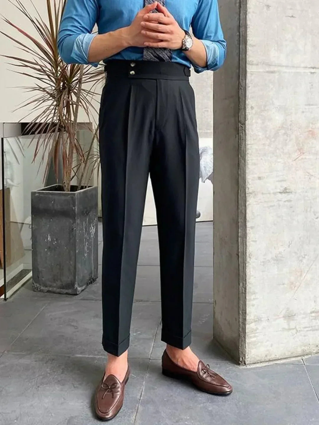 Pantalons vintage Danoir Paris Moritz, style sartorial élégant, en tissu gris avec poches latérales et coupe ajustée.