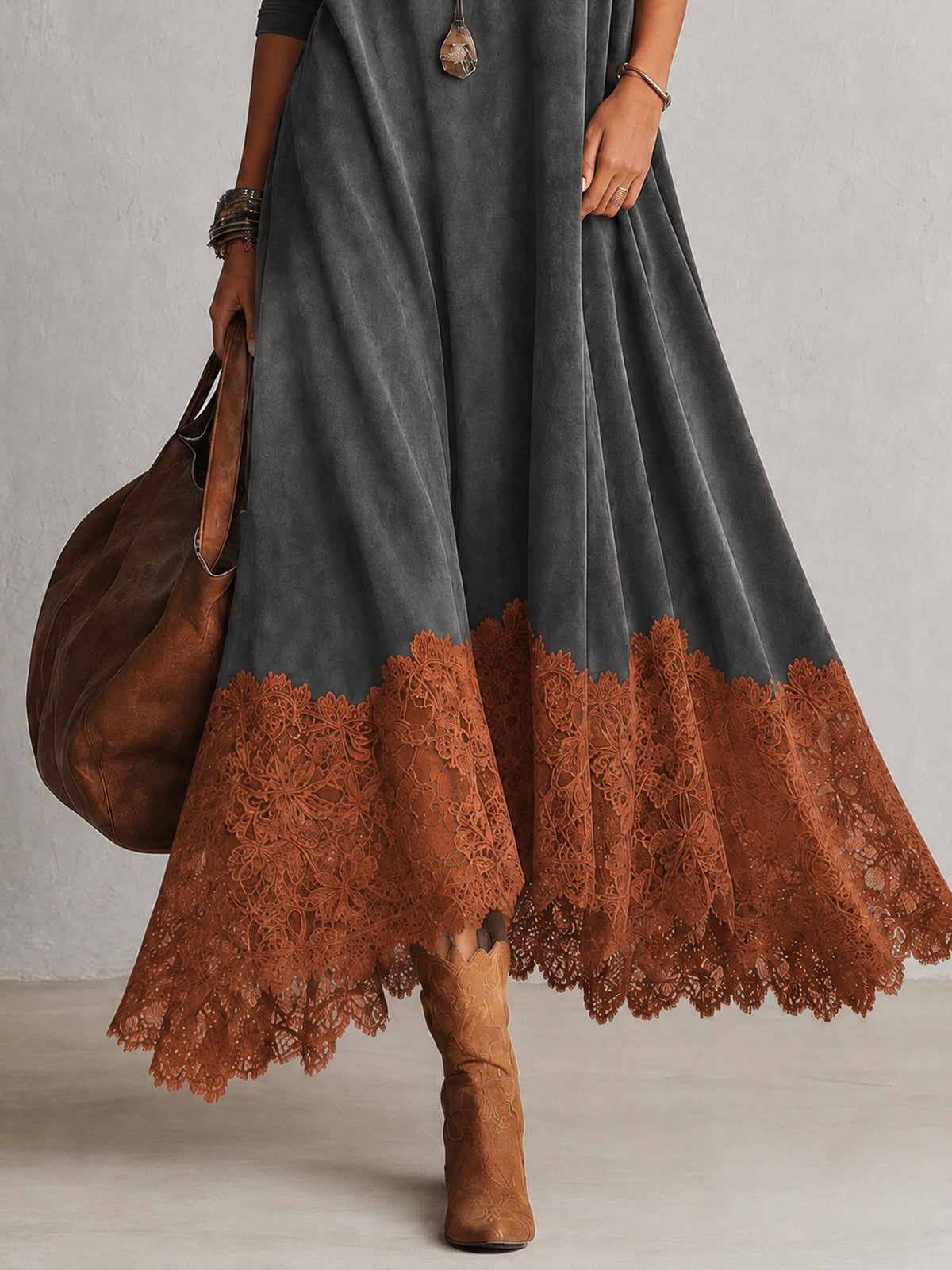 Robe maxi longue en suédine marron vintage à manches longues de Danoir Paris, vêtement élégant et confortable.