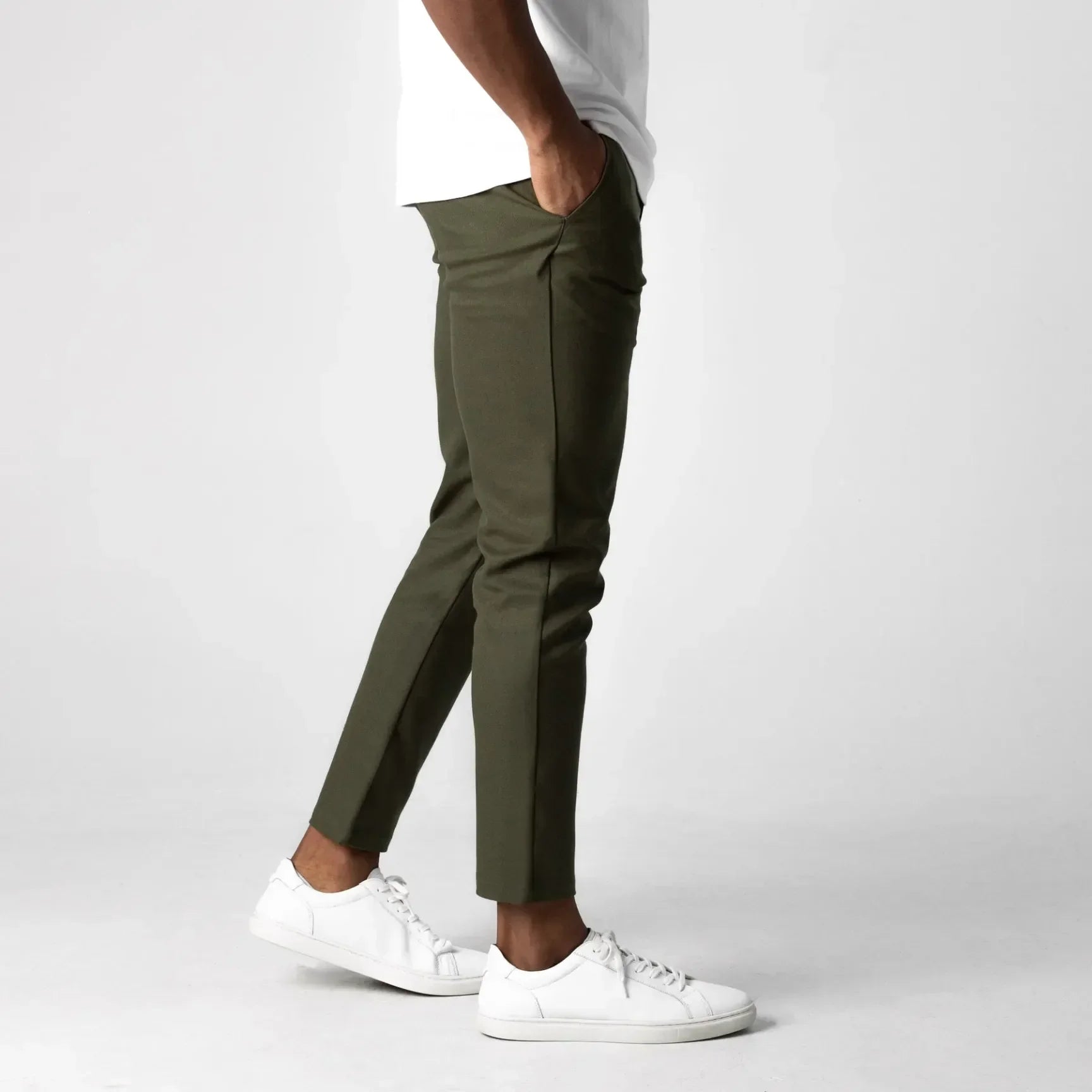 Pantalon chino élastiqué premium Danoir Paris en tissu beige, coupe ajustée et détails élégants pour un look moderne.