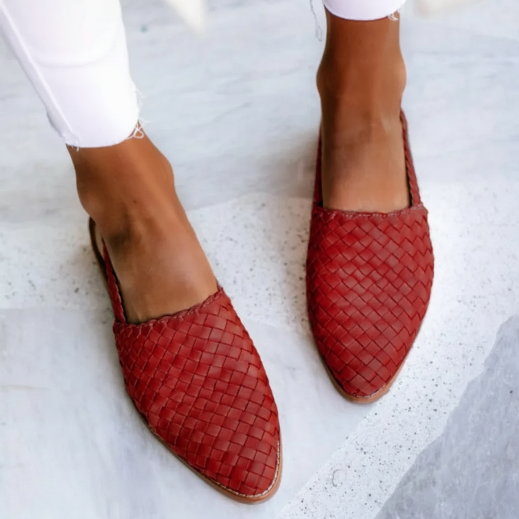 Chaussures Danoir Paris Monica™ slip-on confortables en cuir beige, faciles à enfiler, avec semelle antidérapante.