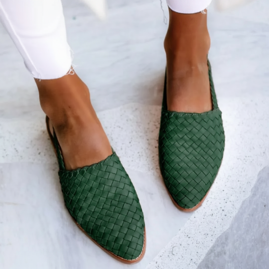 Chaussures slip-on confortables Monica™ de Danoir Paris, en cuir noir avec semelle antidérapante, vues de côté.