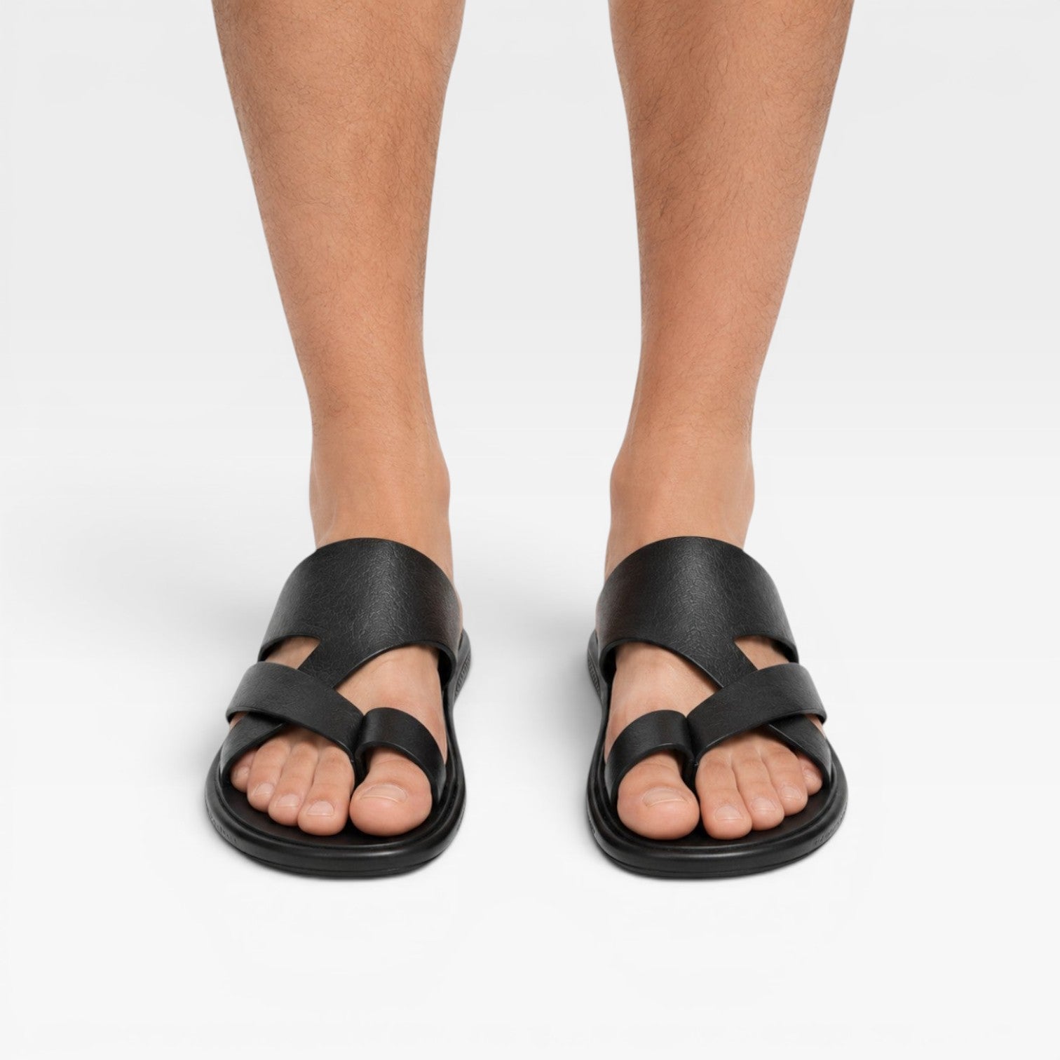 Sandales en cuir pour hommes Danoir Paris, à enfiler avec boucle d’orteil, confort quotidien élégant.