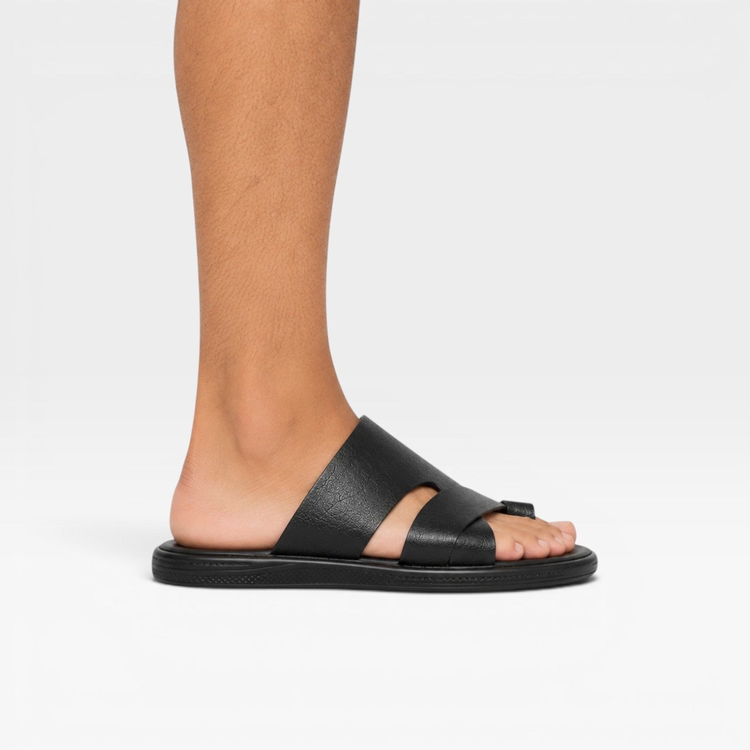 Sandales en cuir pour hommes Danoir Paris avec boucle d’orteil, design confortable et élégant, parfait pour un style quotidien.