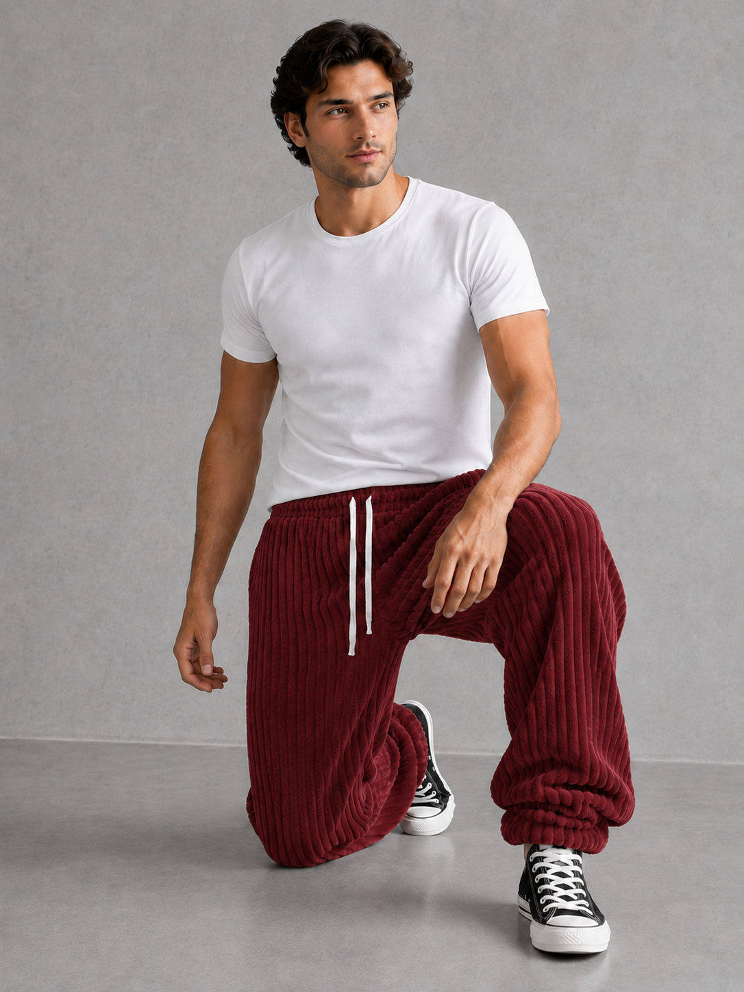 Pantalon Rowan de Danoir Paris, pantalon en tissu beige avec ceinture et poches, porté par un mannequin.