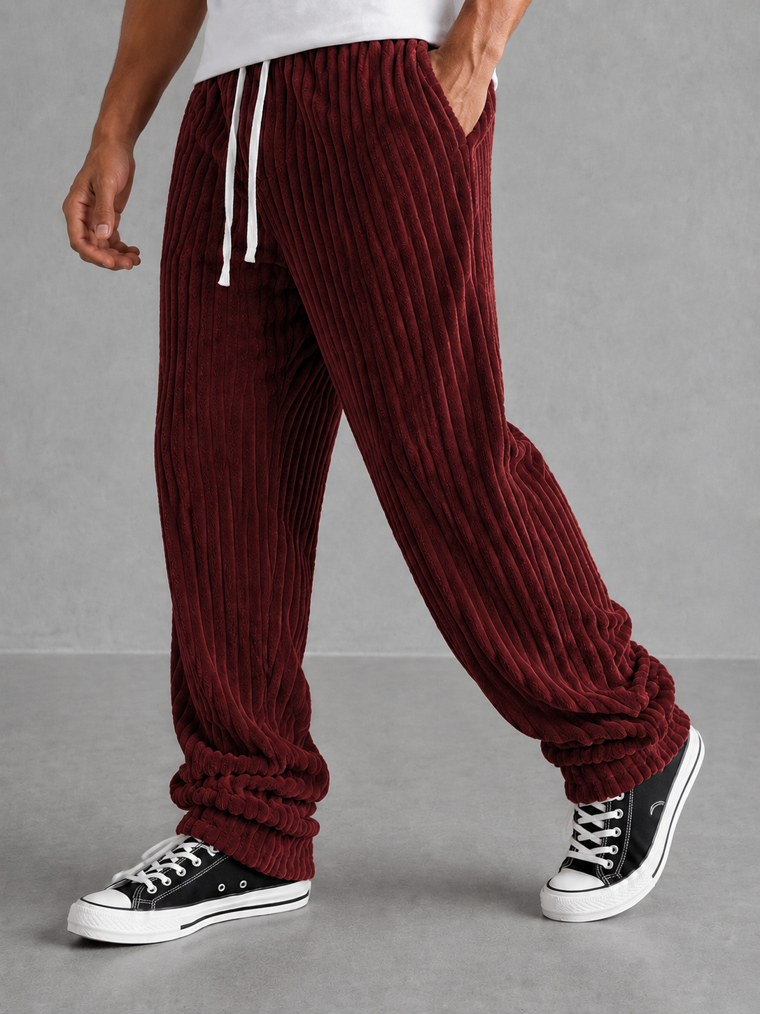 Pantalon Rowan de Danoir Paris en tissu noir avec coupe élégante, porté par un mannequin.
