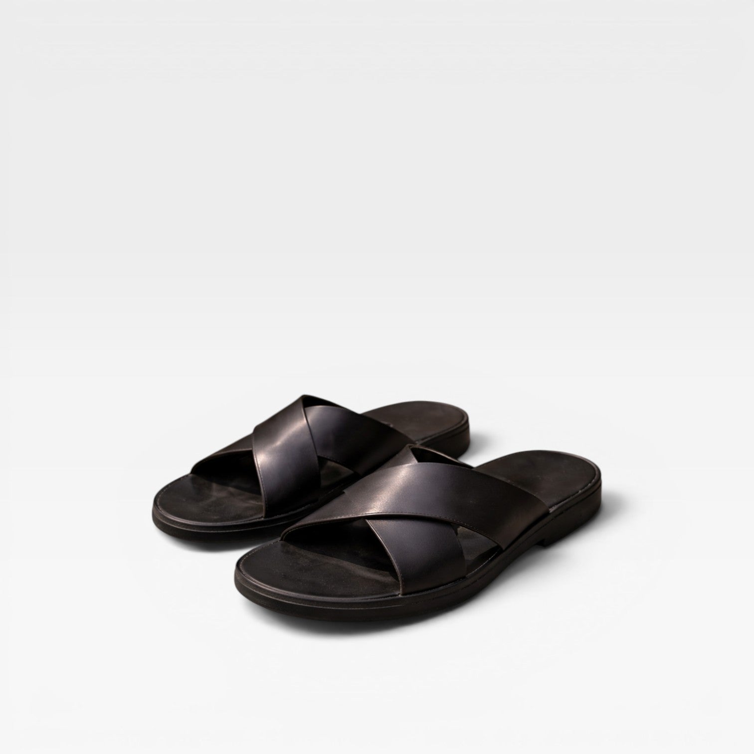 Sandales en cuir pour hommes Danoir Paris avec brides croisées, style d'été confortable à enfiler, idéal pour la saison estivale.