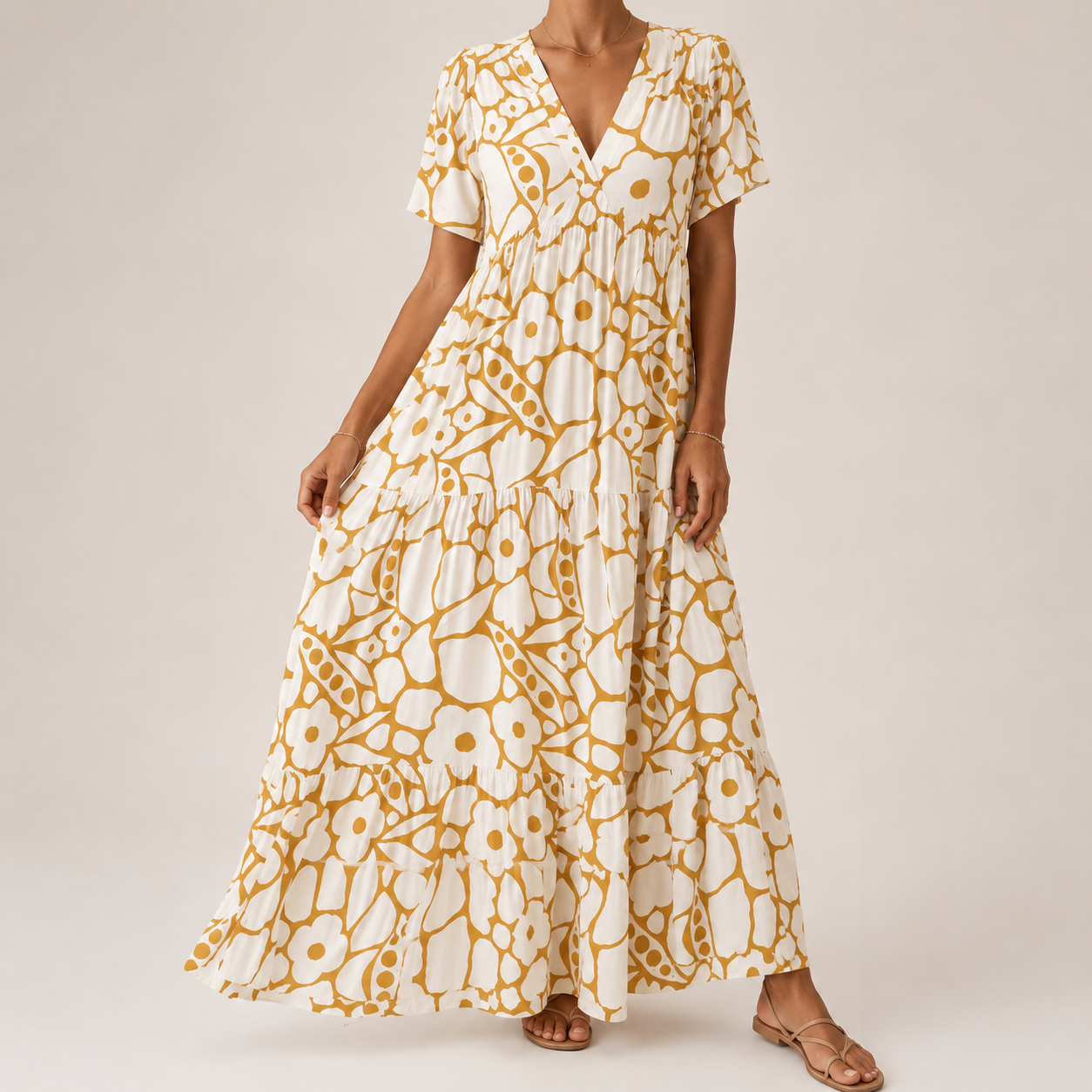 Robe bohème élégante Margaret de Danoir Paris avec motifs floraux et coupe fluide, portée avec accessoires en image.