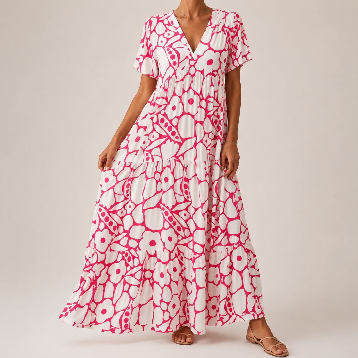 Robe bohème élégante Margaret de Danoir Paris, fluide avec motifs floraux, portée avec accessoires en image.