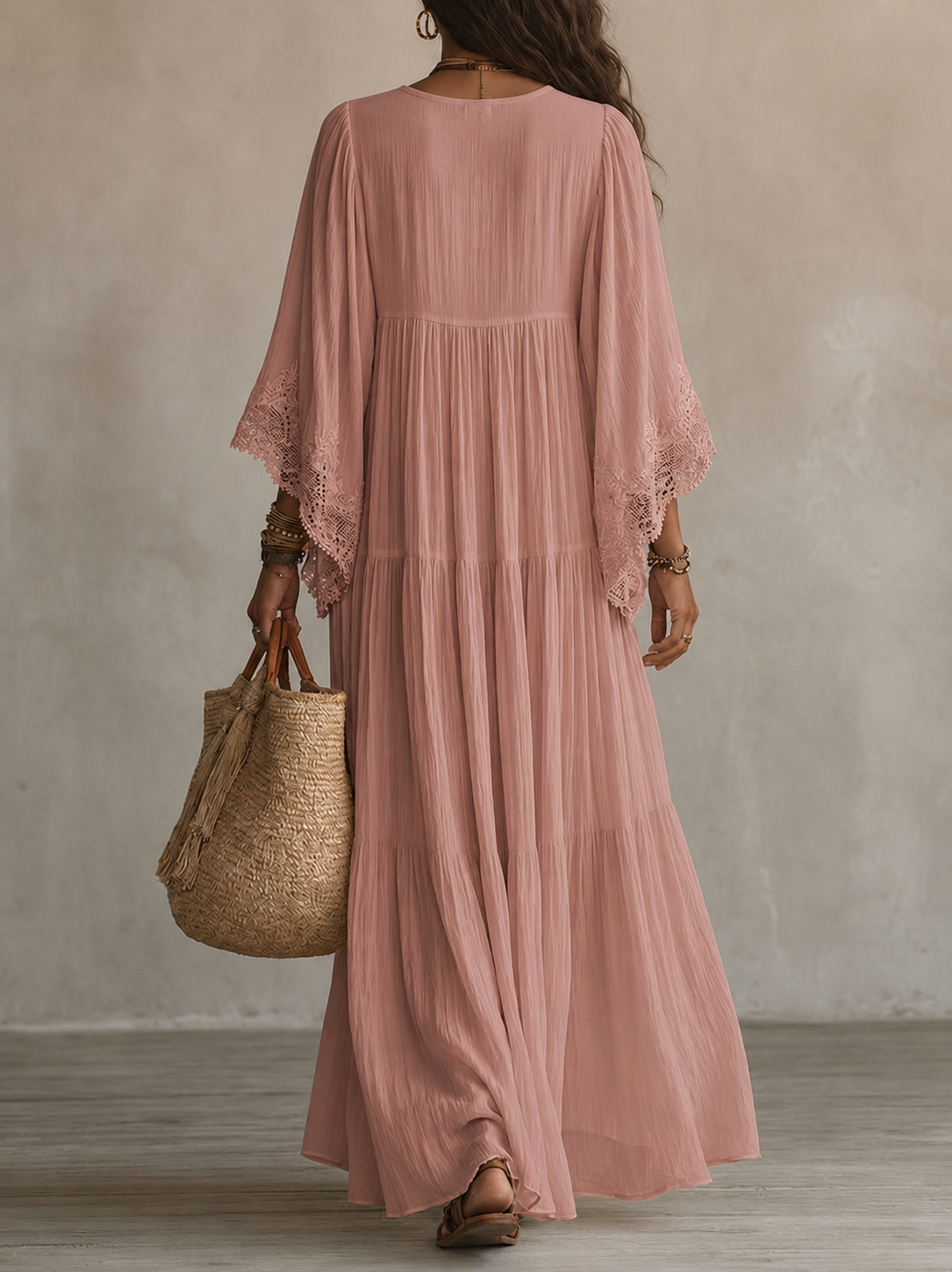Robe longue en chiffon ivoire avec dentelle, modèle Celeste de Danoir Paris, vue de face sur fond blanc.