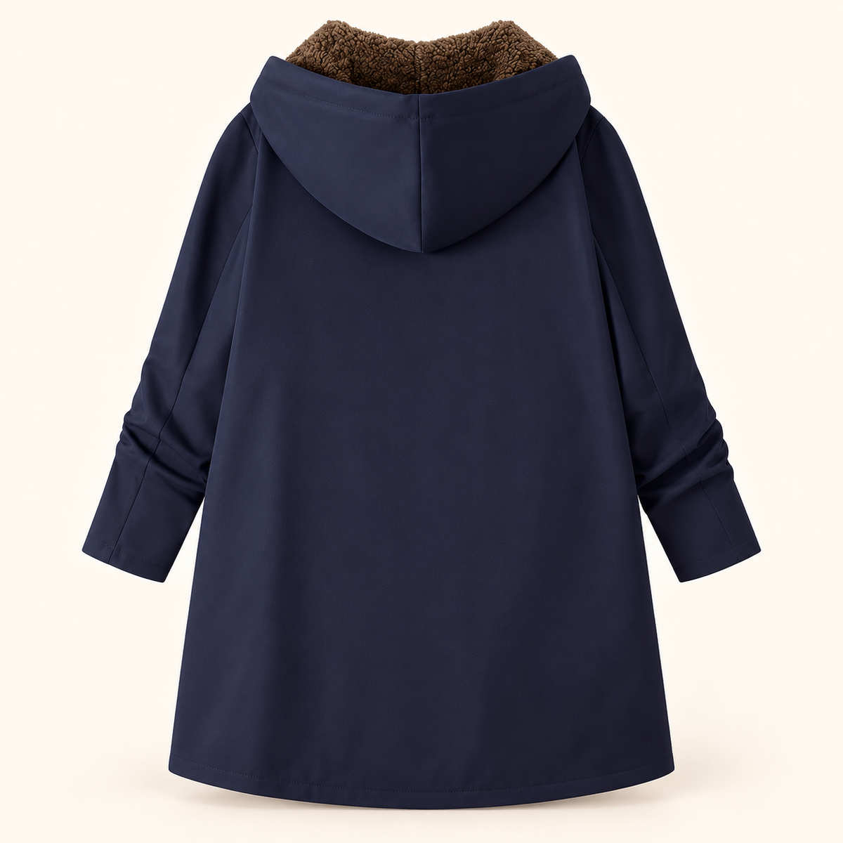 Manteau à capuche douillet Evelyn™ en sherpa bleu foncé avec doublure marron, par Danoir Paris, vue de face.