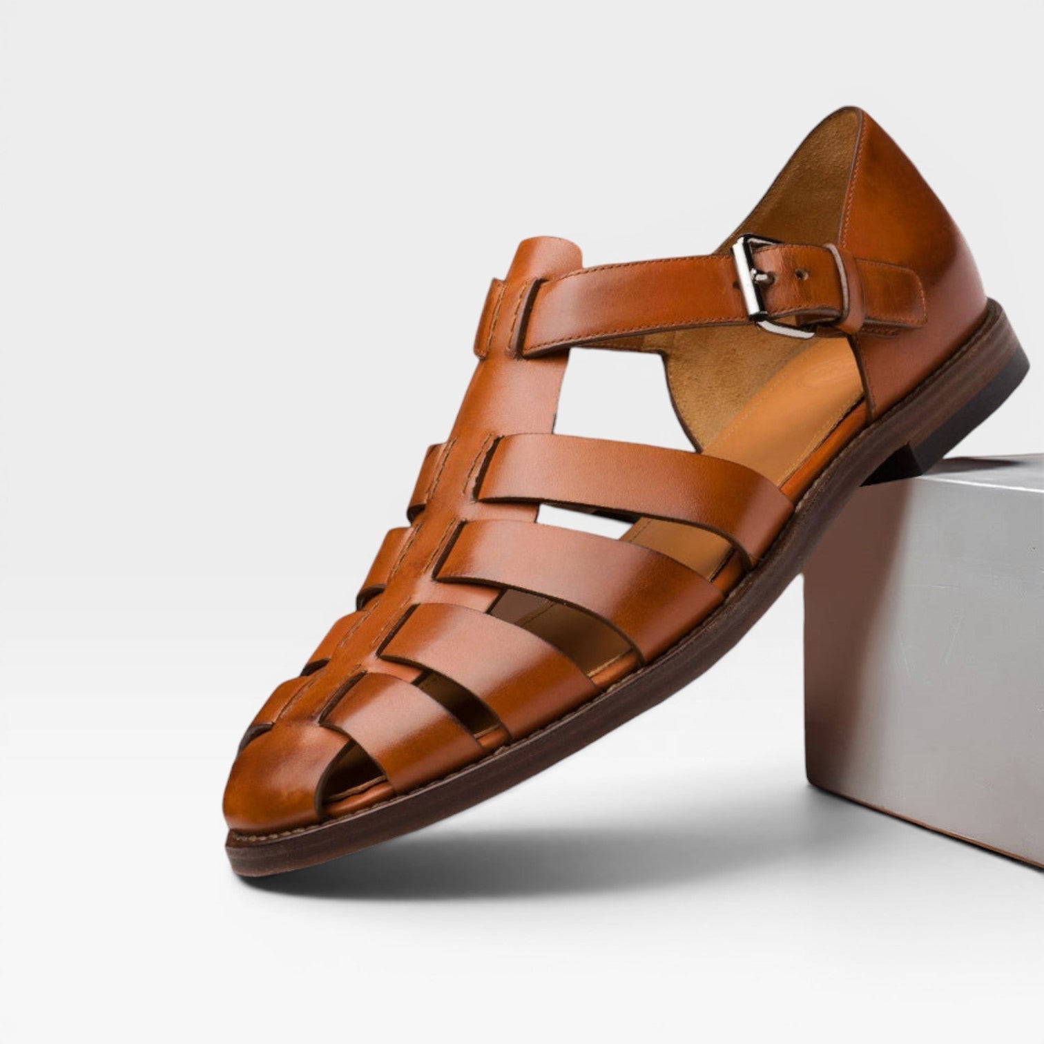 Sandales fisherman en cuir pour hommes de Danoir Paris, style estival classique à bout fermé, avec semelle en cuir.