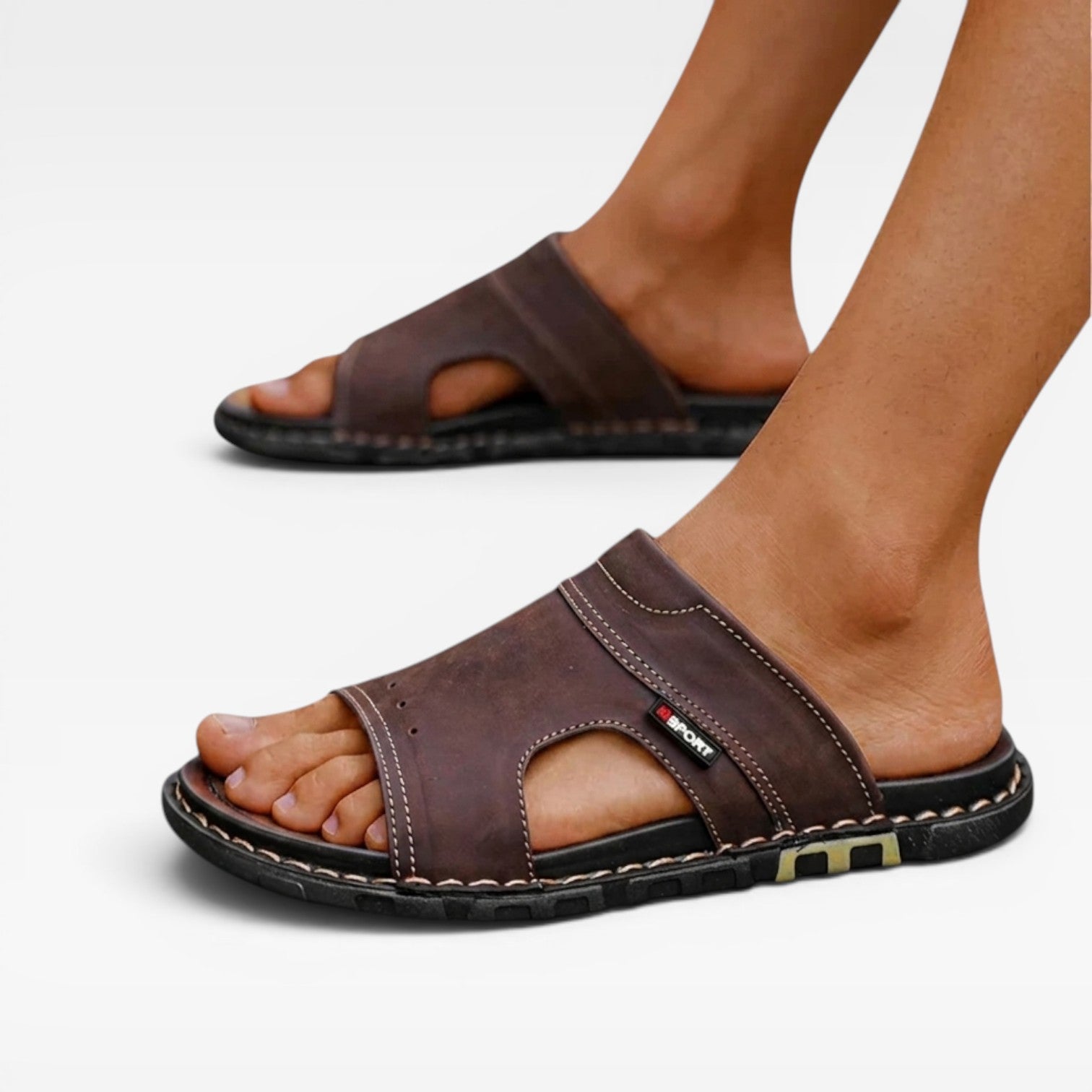 Sandales slides en cuir pour hommes Danoir Paris, style estival classique à bout ouvert, faciles à enfiler, confortables pour l'été.