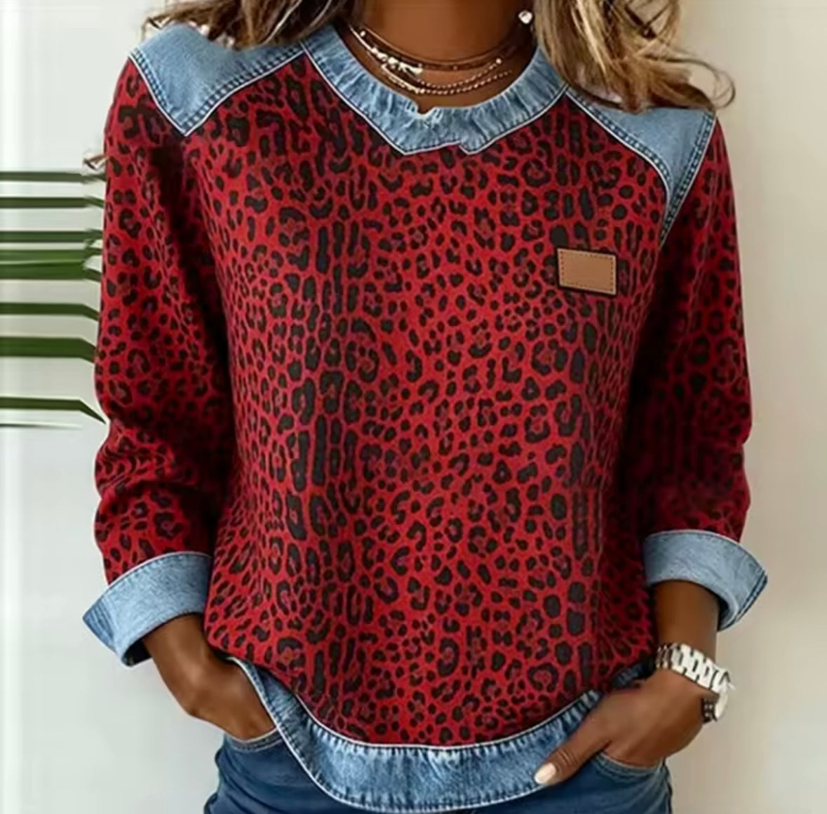 Pull Danoir Paris Darlene à imprimé animaux avec détails contrastés, avec motifs animaliers et finitions colorées visibles.