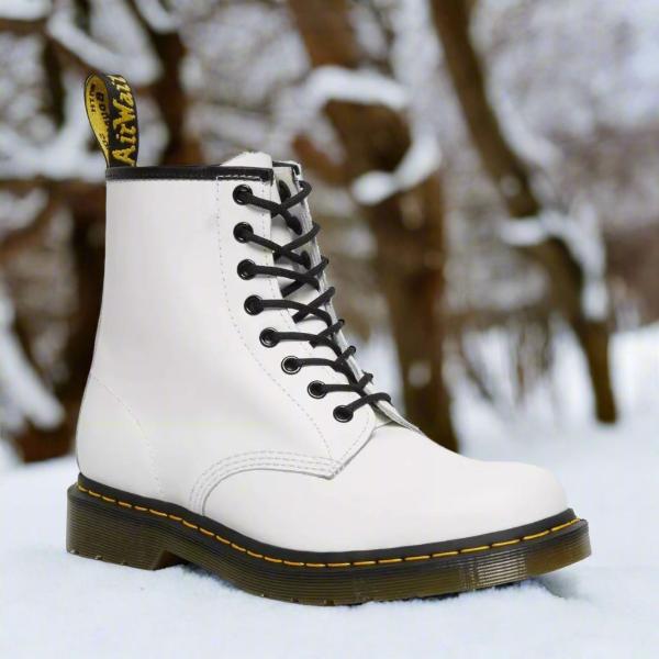 Bottes élégantes à lacets Danoir Paris pour femmes, en cuir noir avec semelle robuste et design sophistiqué.