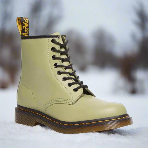 Bottes élégantes à lacets Danoir Paris pour femmes, en cuir noir, avec semelle robuste et design chic.