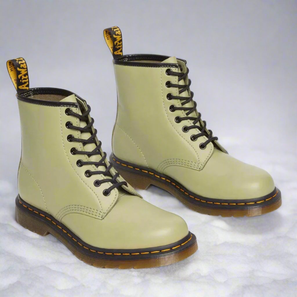 Bottes élégantes à lacets pour femmes Danoir Paris, en cuir noir, avec semelle solide et design sophistiqué.