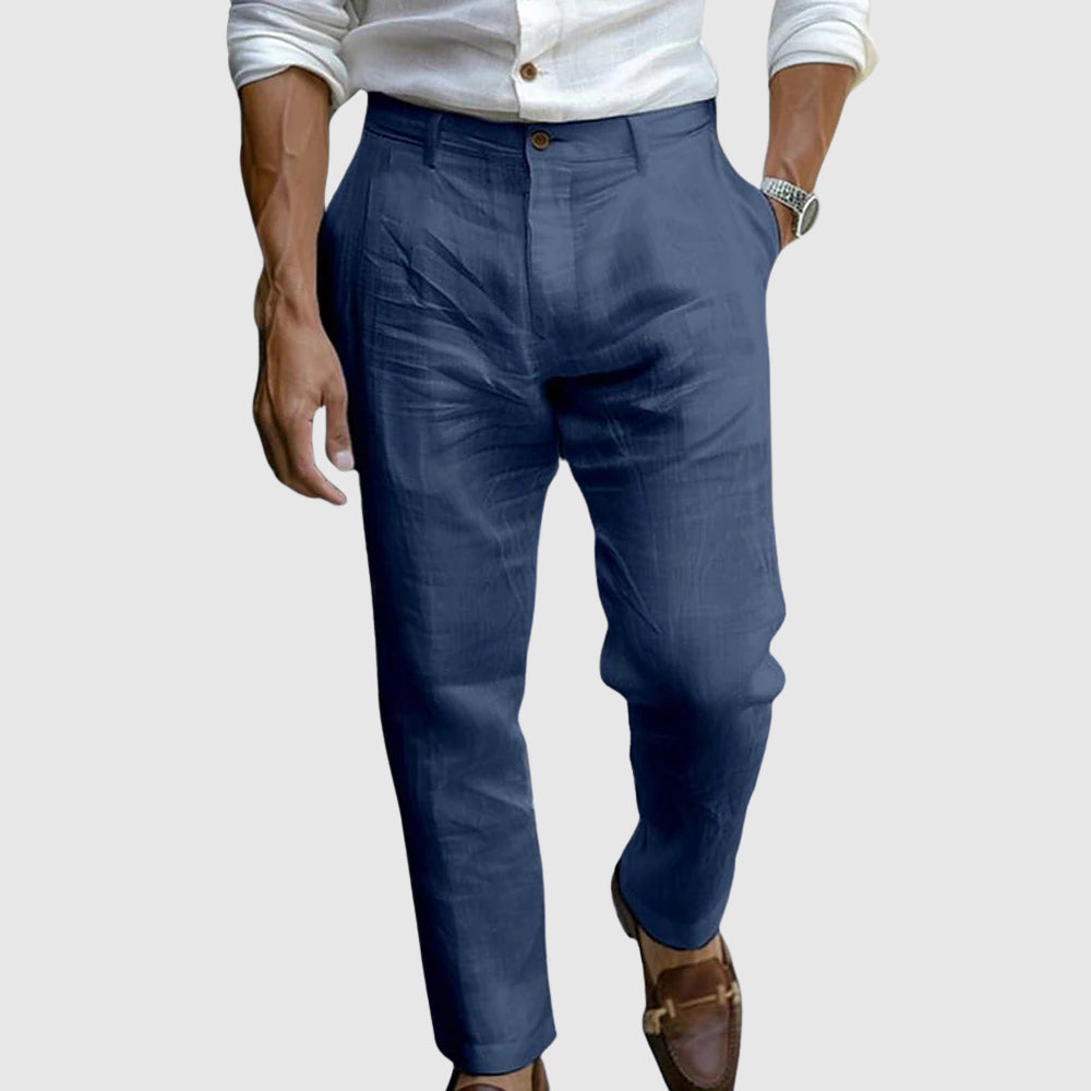 Pantalon en lin blanc pour homme Danoir Paris Saint-Tropez Chic Estivi porté par Lorenzo Vitali, style élégant et décontracté.