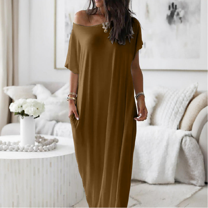 Robe décontractée oversize asymétrique à épaules dénudées de Danoir Paris, tissu fluide et style décontracté pour l'été.