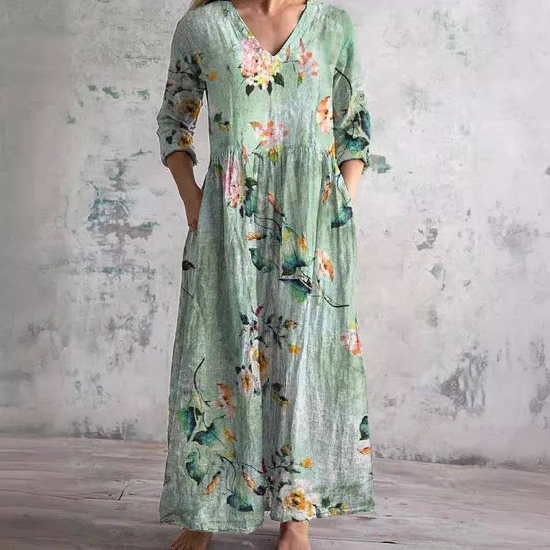 Robe d'été florale Maya™ de Danoir Paris, tissu léger avec motif floral, portée par une femme en extérieur.