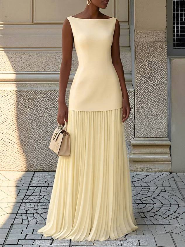 Robe longue plissée Serena™ de Danoir Paris, maxi dress élégante avec des plis fins, vue de face sur fond neutre.