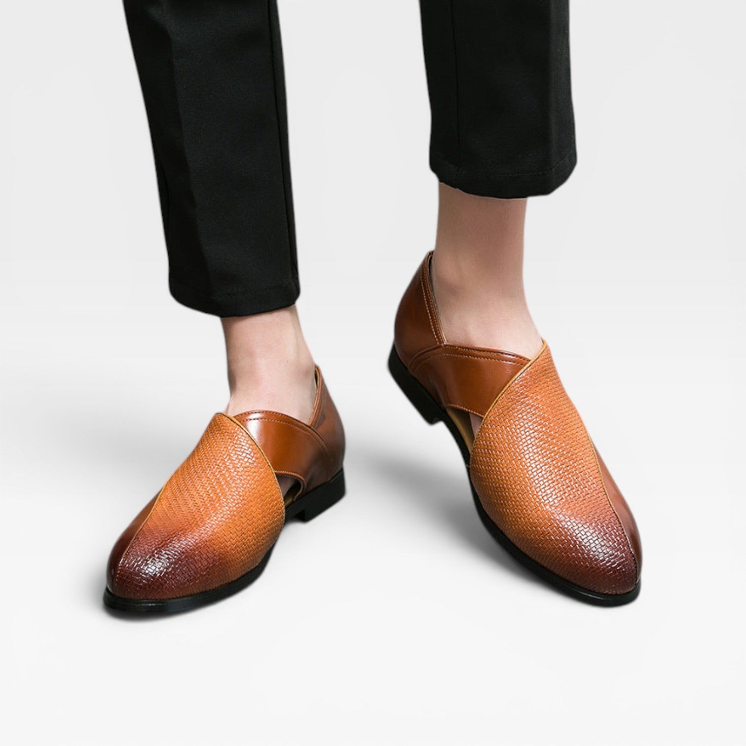 Mocassins en cuir véritable pour hommes, chaussures habillées classiques à enfiler avec bride croisée, par Danoir Paris.