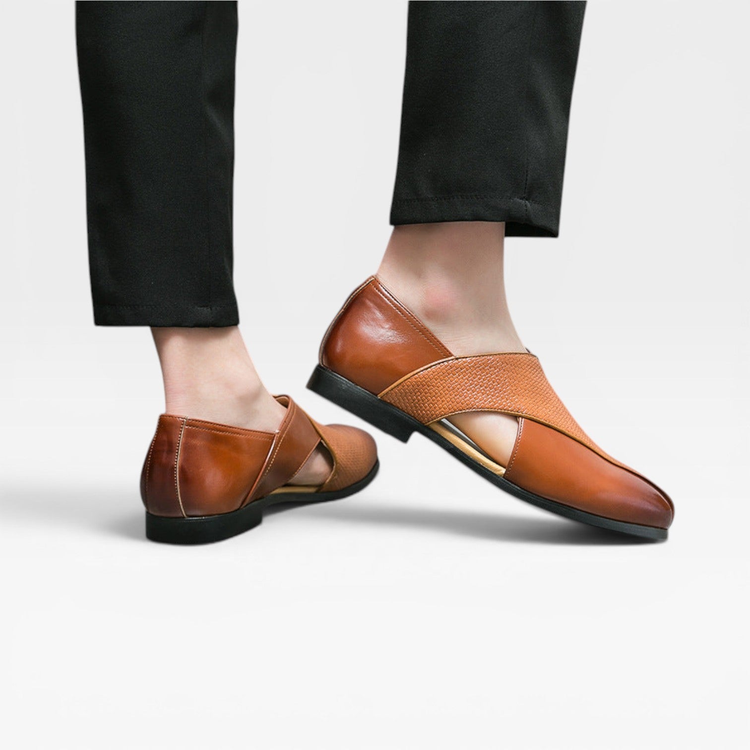 Mocassins en cuir pour hommes Danoir Paris, chaussures habillées classiques à enfiler avec bride croisée, élégantes et confortables.