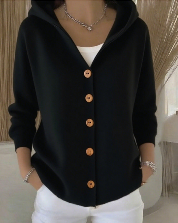 Cardigan en maille Ginevra Danoir Paris avec capuche et boutons, porté en vue rapprochée, tissu doux et confortable.