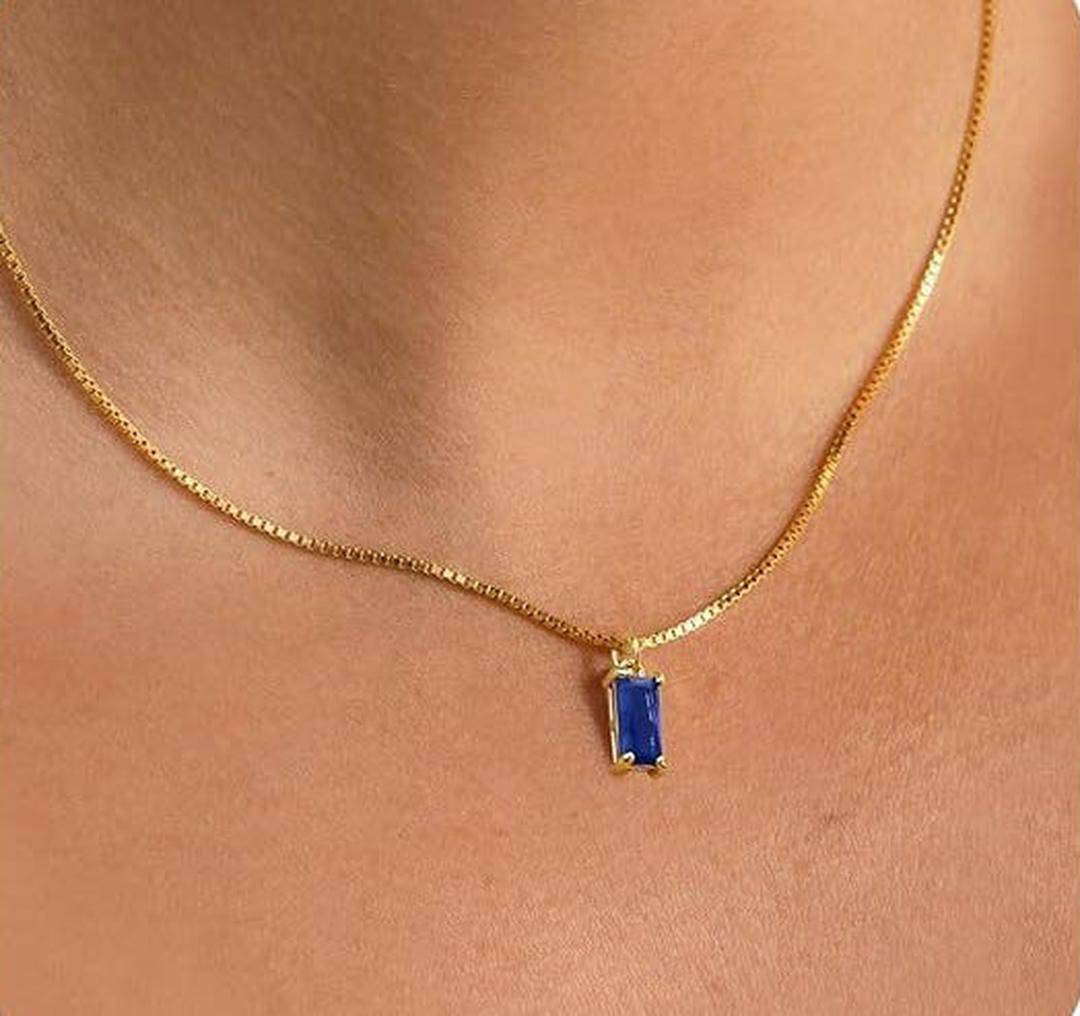 Collier minimaliste en saphir de Danoir Paris, pendentif élégant en argent avec pierre précieuse bleue, porté en bijou tendance.