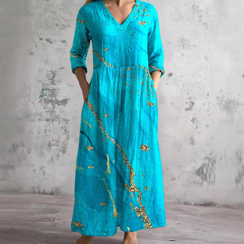 Robe d'été florale Willow™ de Danoir Paris, tissu léger avec motif floral, portée avec manches courtes et décolleté en V.