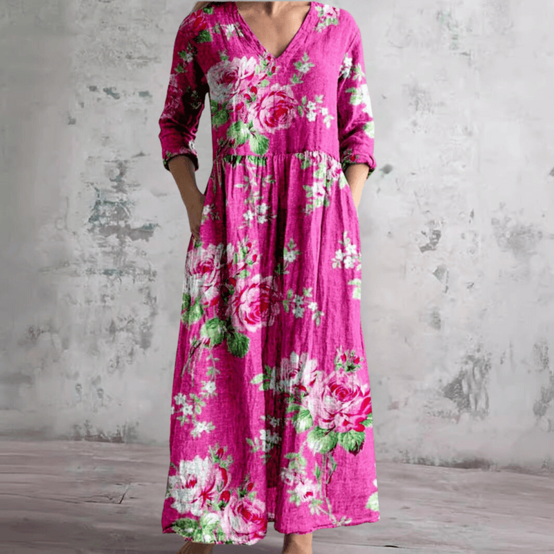 Robe d'été florale Fiona™ de Danoir Paris, tissu léger avec motif floral, portée avec manches courtes et décolleté.