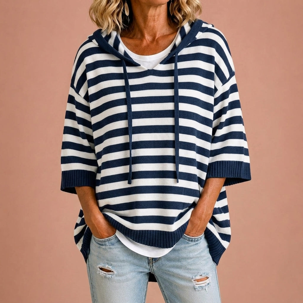 Poncho en maille rayée Danoir Paris avec capuche, vêtement chaud et confortable pour un style décontracté.