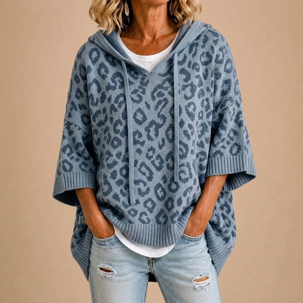 Poncho en maille animalier avec capuche de Danoir Paris, tissu doux et chaud, porté sur un mannequin.