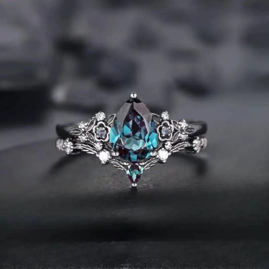 Ensemble de bagues Danoir Paris en acier noir avec zirconias bleus et saphirs noirs, élégantes et modernes pour femmes.