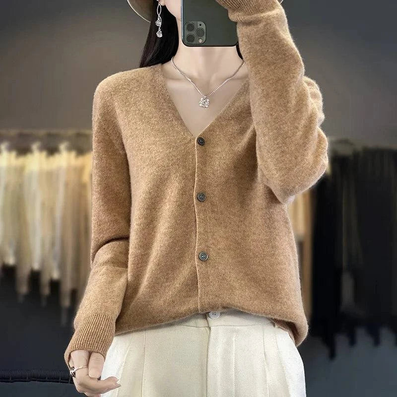Cardigan cachemire élégant Odessia par Danoir Paris, en tissu doux et fin avec boutons, porté sur un fond neutre.