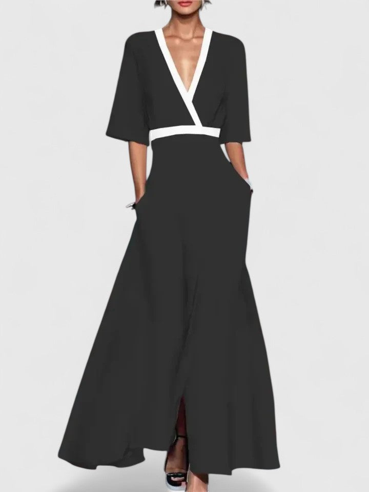 Robe longue Aimee de Danoir Paris, maxi dress fluide en tissu léger, portée avec un décolleté en V et manches courtes.