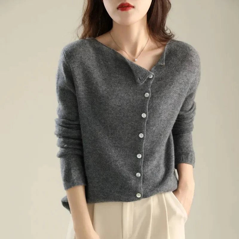 Gilet tricoté Élégant Mireille de Danoir Paris, modèle FR800, en tissu doux et sophistiqué, couleur neutre, porté sur un mannequin.