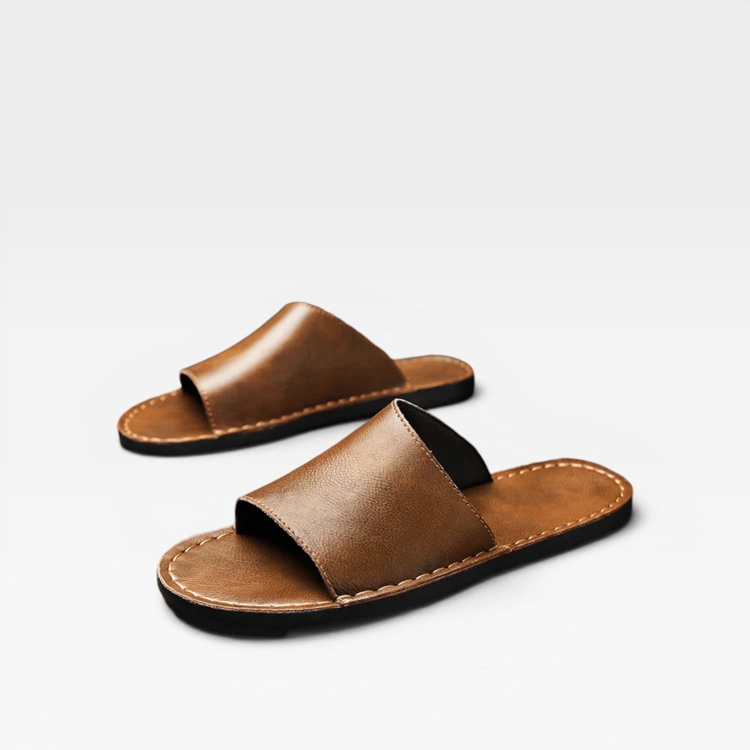 Sandales à enfiler en daim de vache pour hommes de Danoir Paris, confort quotidien, cousu main, vue de face.