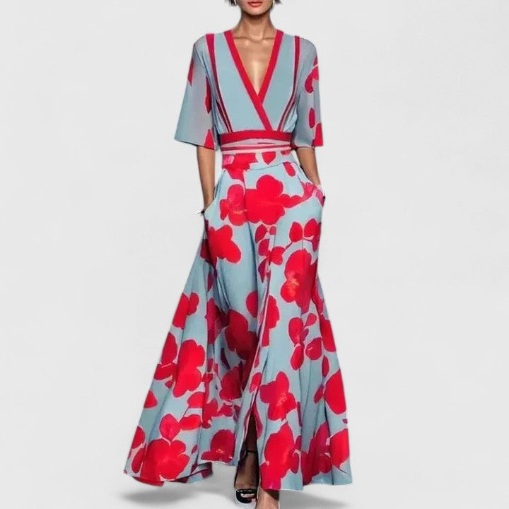 Robe longue Aimee de Danoir Paris, maxi robe fluide en tissu léger, portée avec manches longues et décolleté élégant.