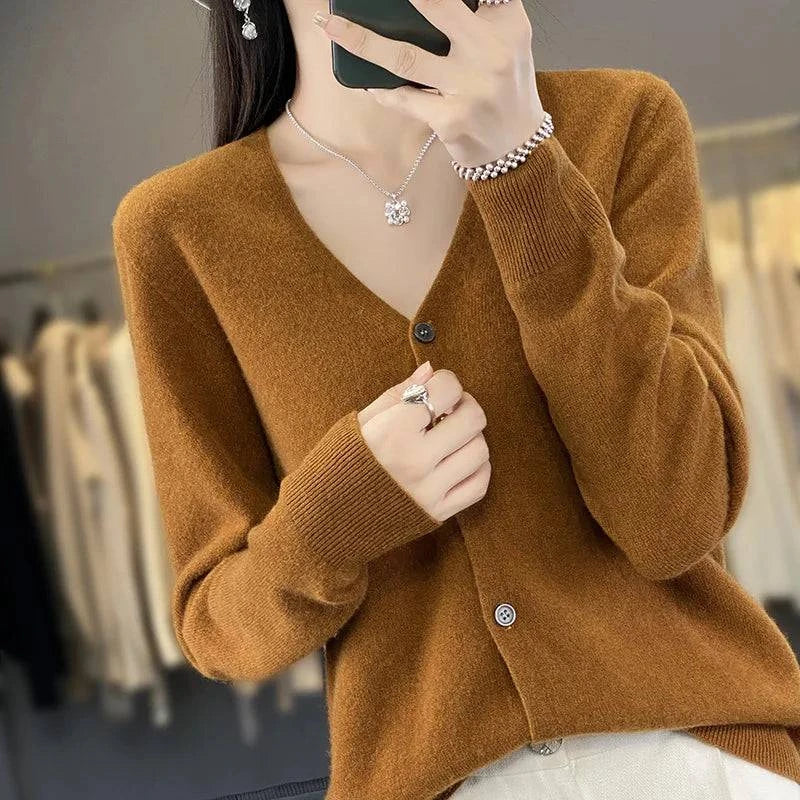 Cardigan cachemire élégant Odessia de Danoir Paris, en laine douce, porté sur un mannequin, couleur beige.