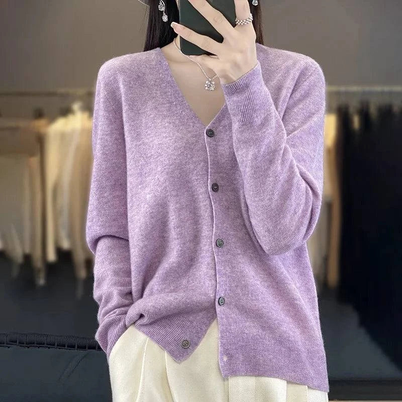 Cardigan cachemire élégant Odessia de Danoir Paris, en tissu doux, couleur crème, porté sur un mannequin.
