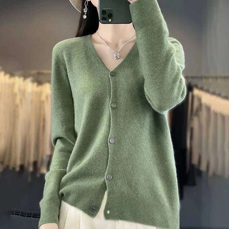 Cardigan cachemire élégant Odessia de Danoir Paris, en texture douce et finition raffinée, porté sur un modèle.